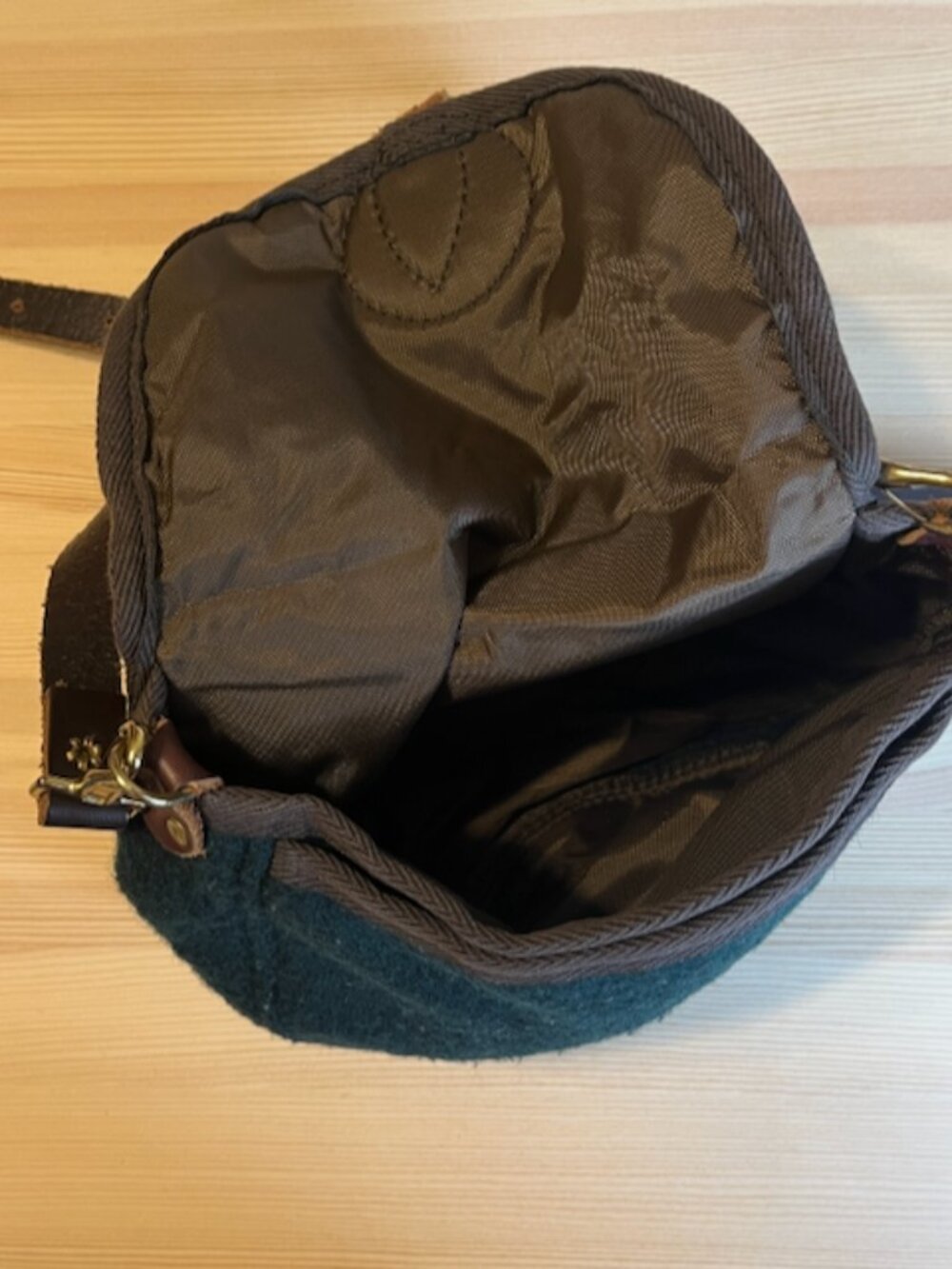Classic Wool Small Shell Purse - Picture 5 of 6